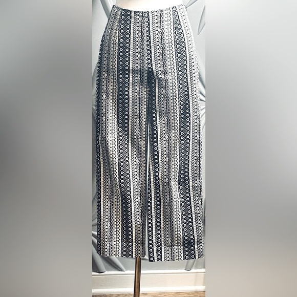 Harold's Pants - Harold’s SZ 2 black & white cropped straight legged pants, side zipper waist 27”